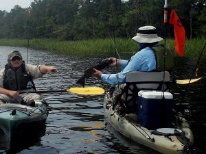 fish-handling-in-a-kayak
